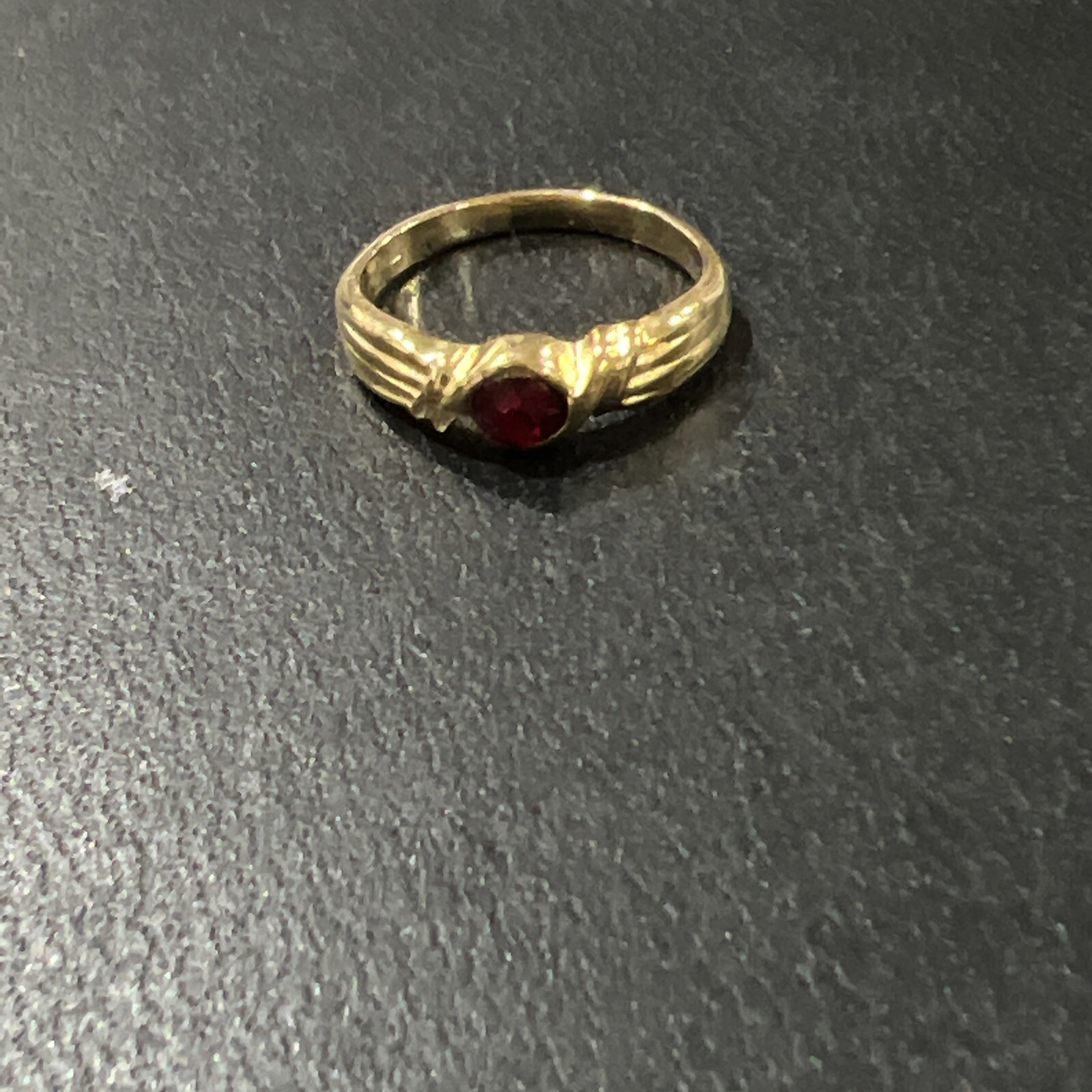 Modern ring size 6.5 red stone unbranded estate jewelry