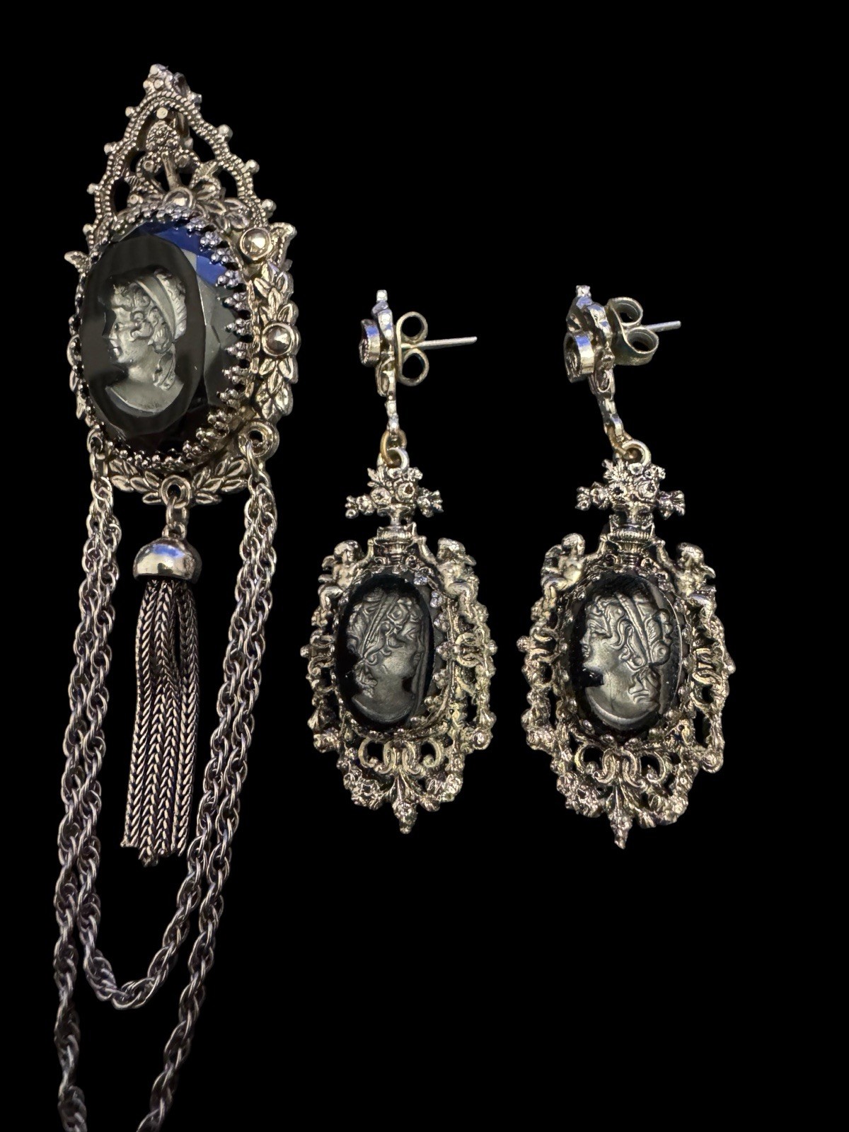 Vintage Intaglio Pendant Pin & Earring Set Silver Tone Carved Hematite Like W8