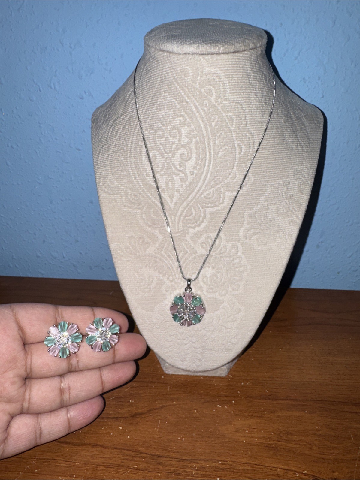 Women’s Vintage Pendant Set