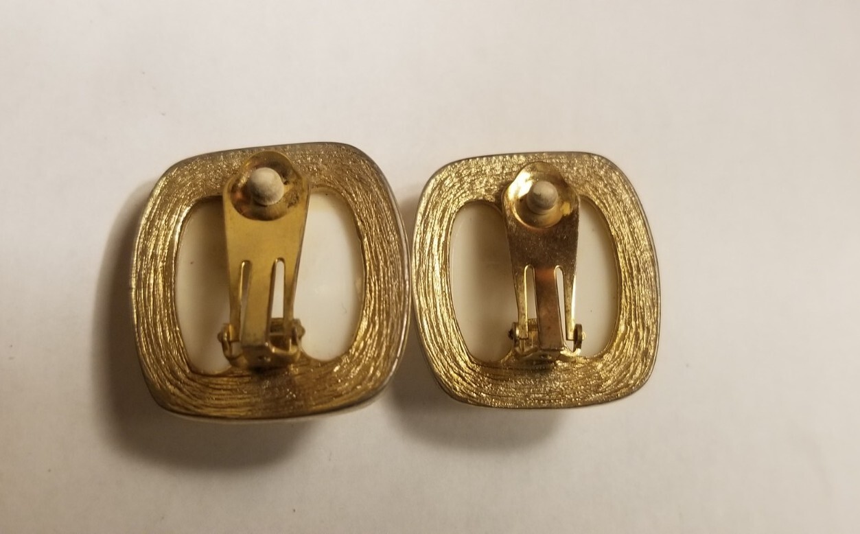 VINTAGE MCM THERMOSET WHITE SQUARE CLIP ON gold tone EARRINGS
