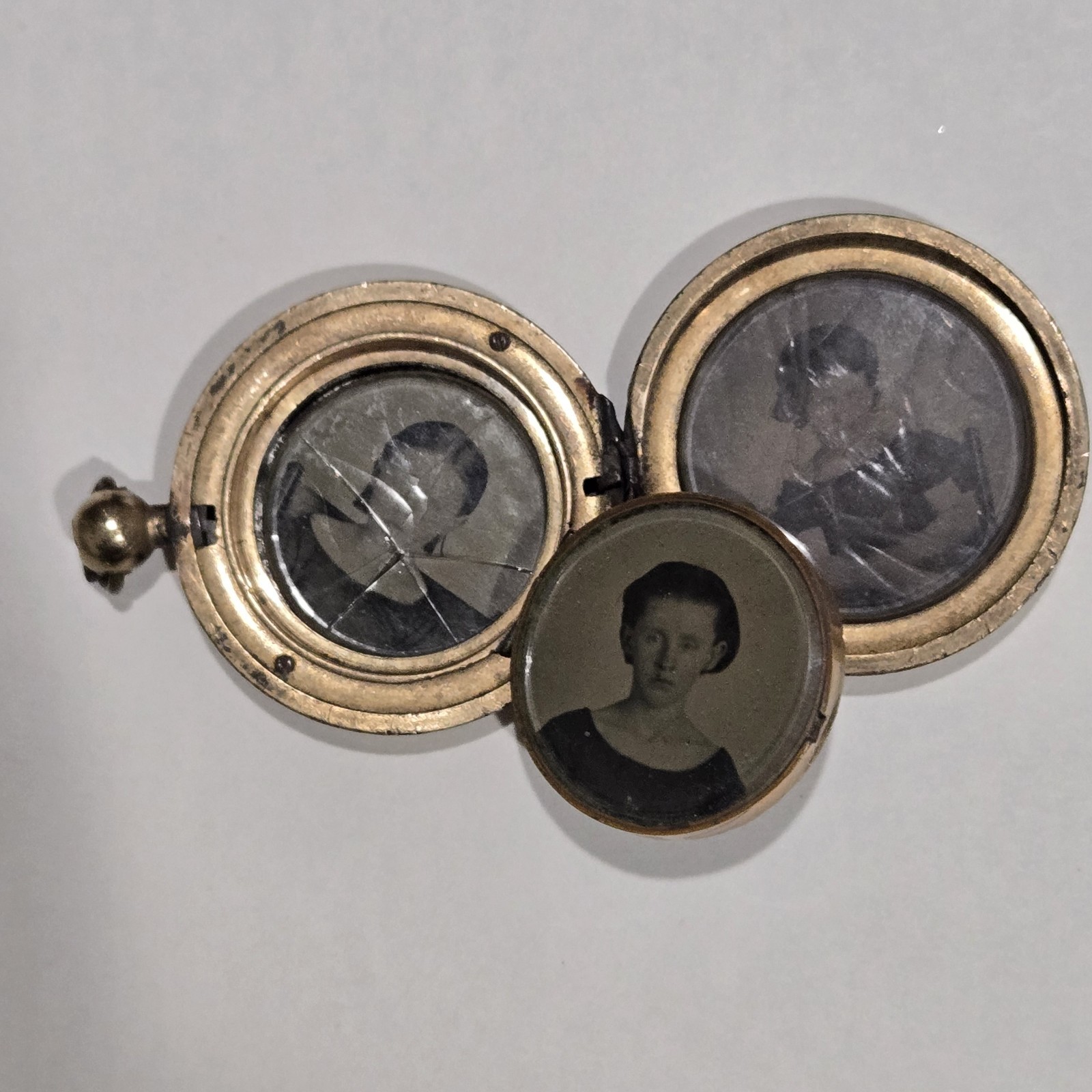 Rare Antique Victorian Round Tri-Fold Quad Photo Locket Gold Filled