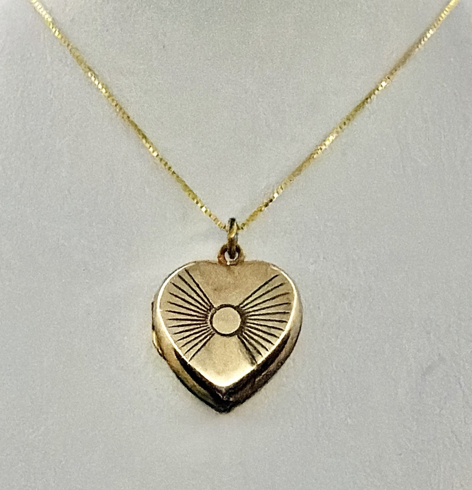 Vintage Sunburst Design Rolled Gold Heart Shaped Locket Pendant Necklace 18”