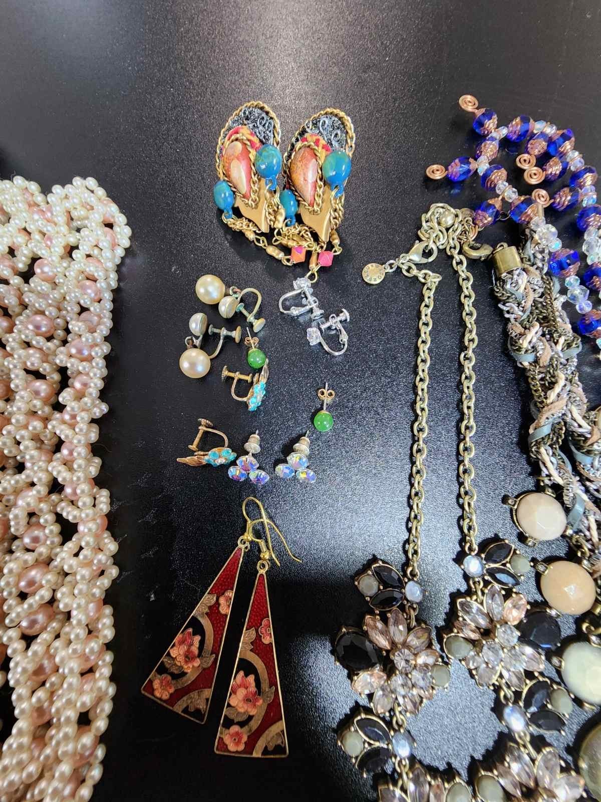 Vintage jewelry set of 21 in vintage purse