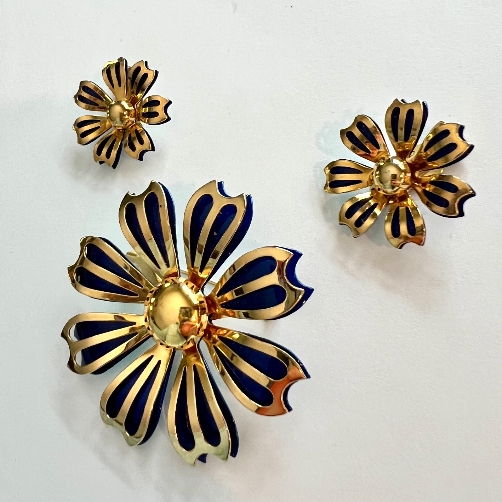 Large Vtg 1960s Gold Tone Navy Blue Enamel Flower Brooch Pin Earrings Set NICE!!