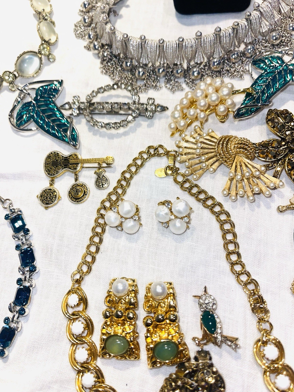 LARGE VINTAGE JEWELRY LOT CROWN TRIFARI GIVENCHY ELGIN HOBE ST JOHN LISNER MORE!