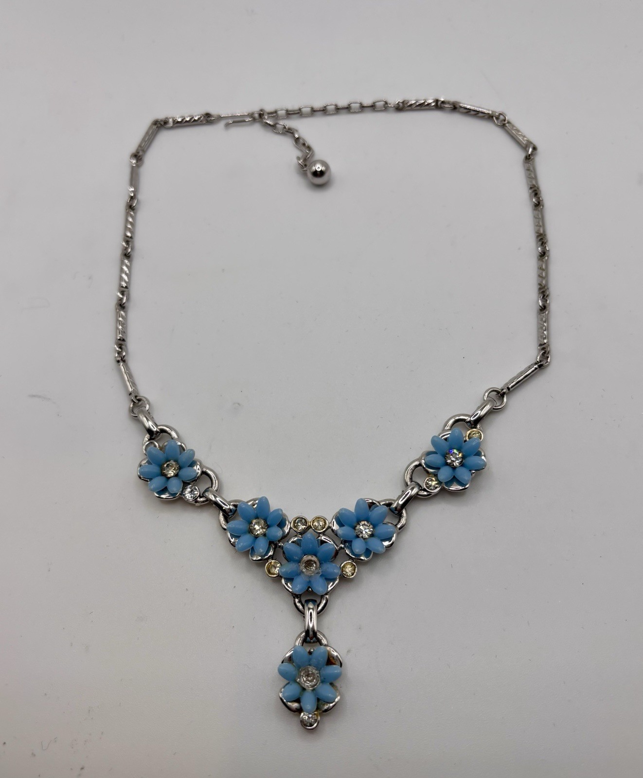 Vintage 1959 rhodium-plated necklace / blue thermoset flower and rhinestones