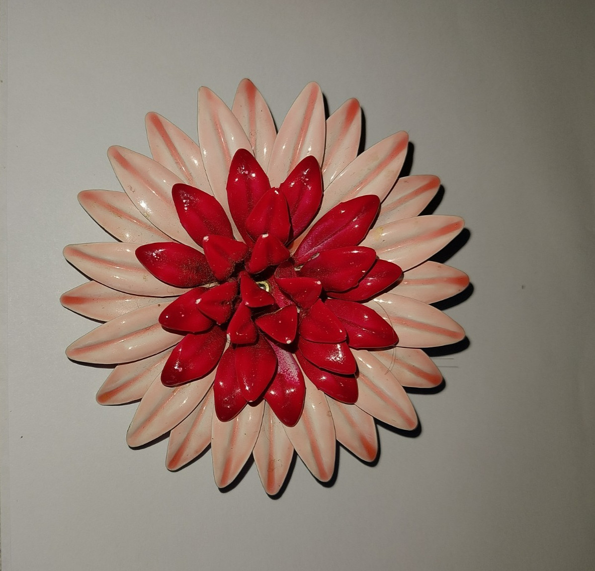 VINTAGE LARGE 3″ ENAMELED METAL BROOCH / PIN PINK RED DAISY STYLE FLOWER