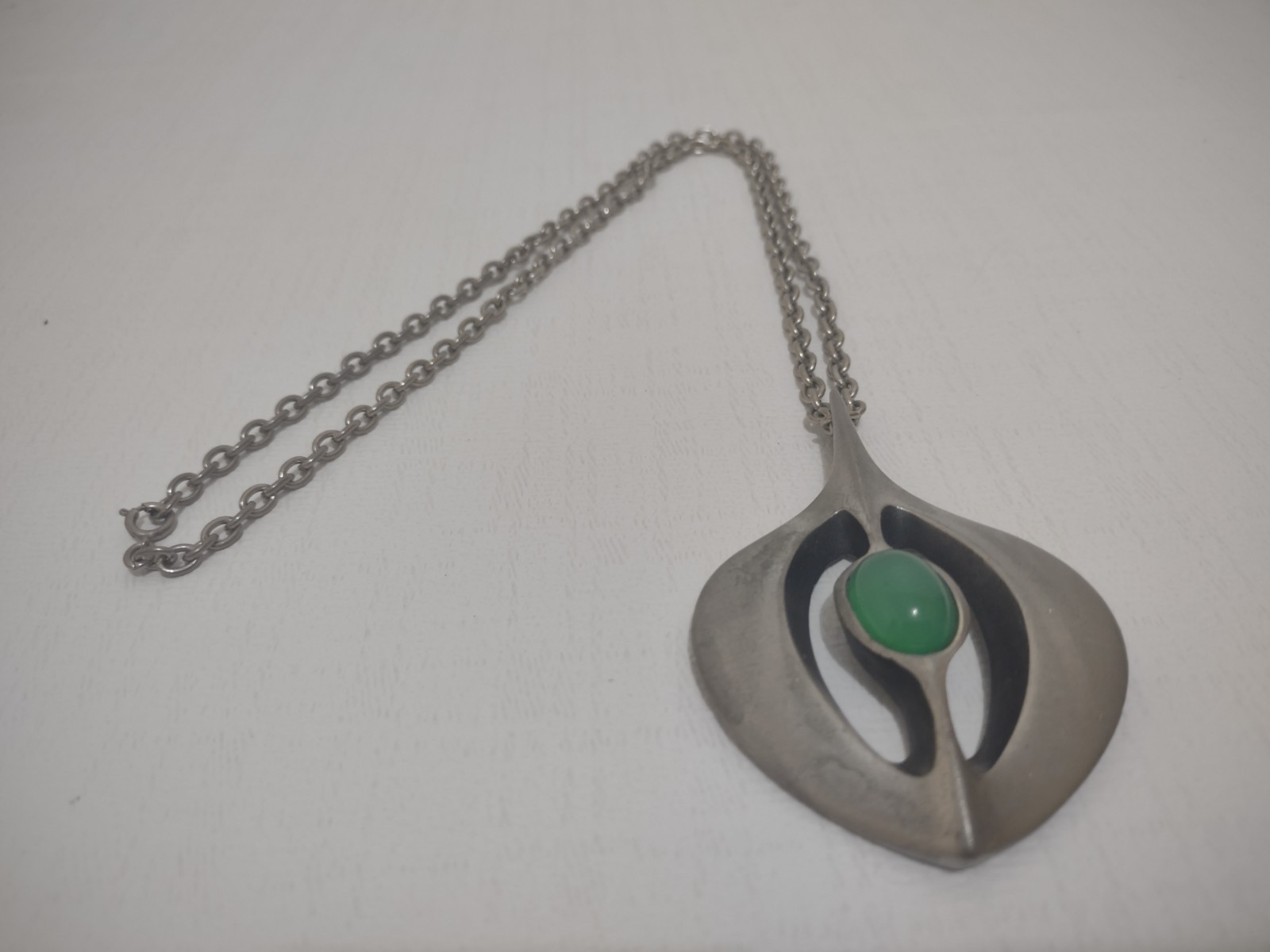 Norsk Tinn Pendant 512 EH Mod Green Stone w Silver Chain Mid Century Vintage