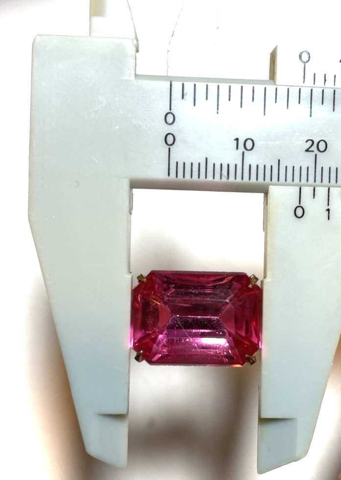 PR VTG LARGE EMERALD CUT BOLD FUCHSIA OR PINK RHINESTONE SCREW BACK EARRINGS