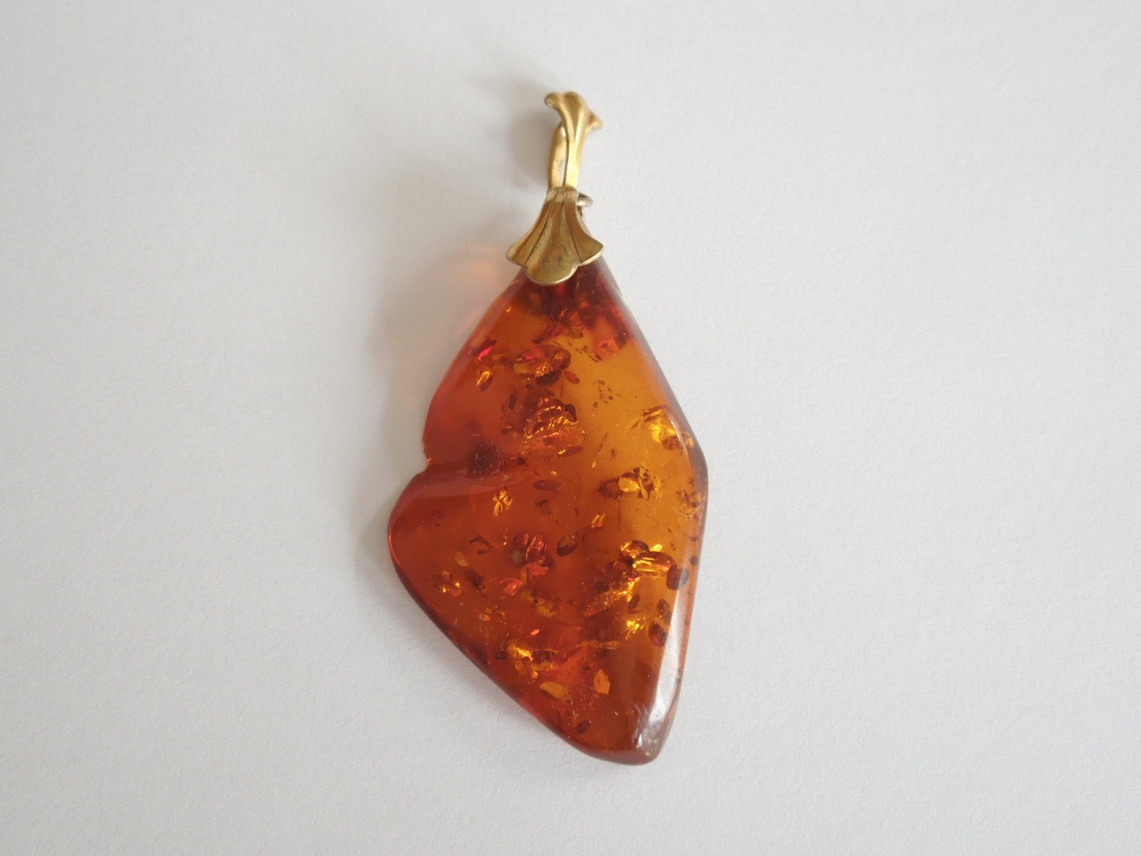 Vintage Pendant Natural Amber Honey 7.2 g / 6.6 x 3.0 cm