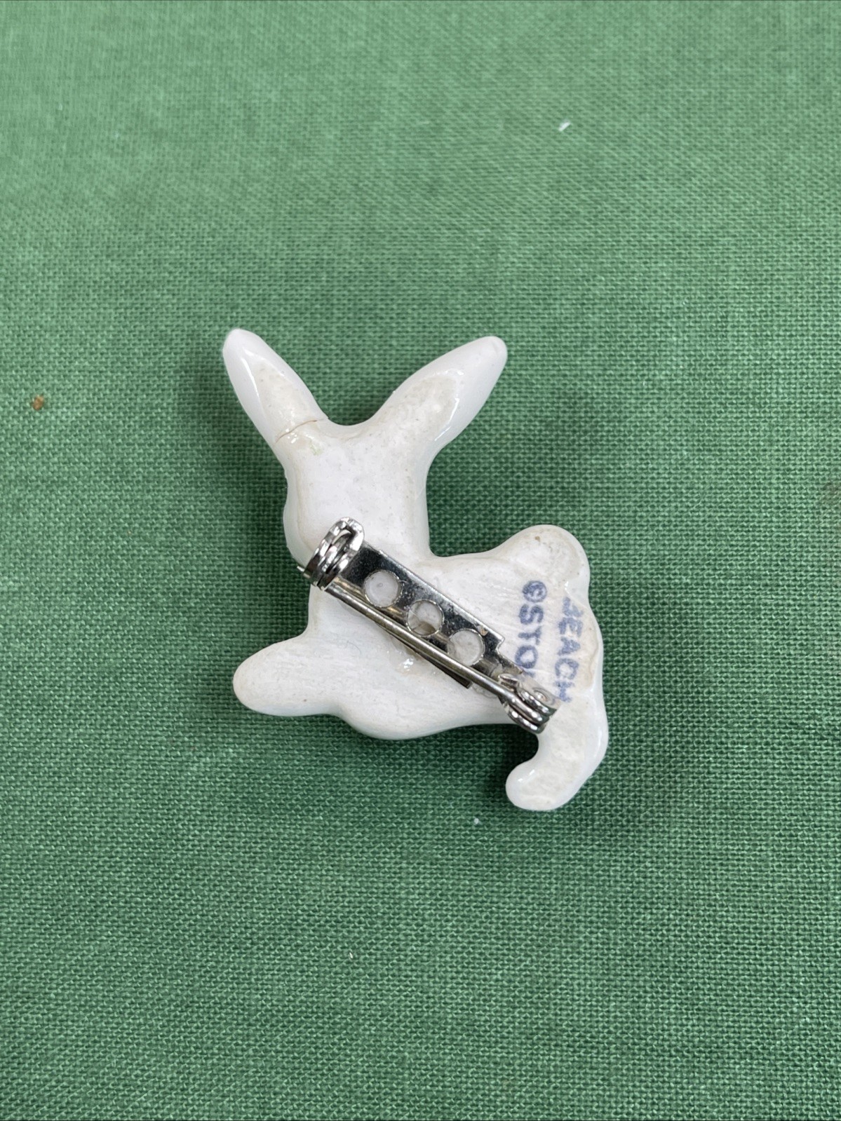Beachstone Vintage Ceramic Bunny Rabbit Brooch White Unisex Adults *Repaired Ear