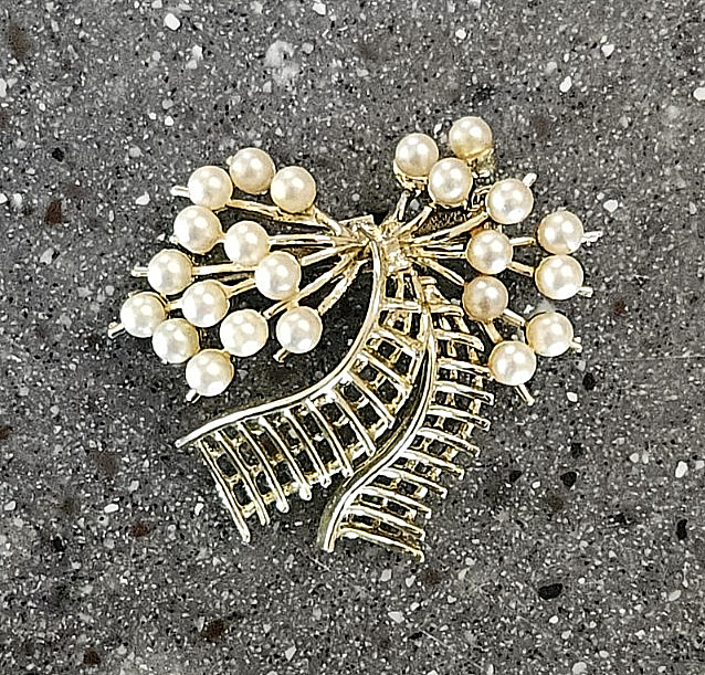 Vintage Jewelry Faux Pearl Gold Tone Bow Pin Brooch