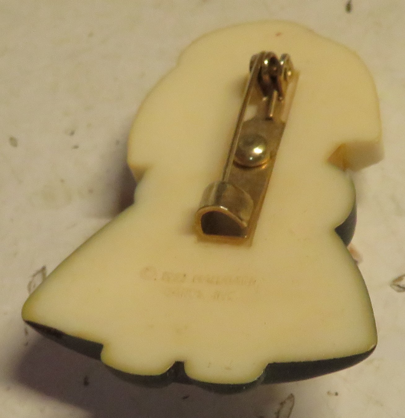 Vintage Hallmark Thanksgiving Pilgrim Girl 1983 Pumpkin Plastic 2″ Holiday Pin