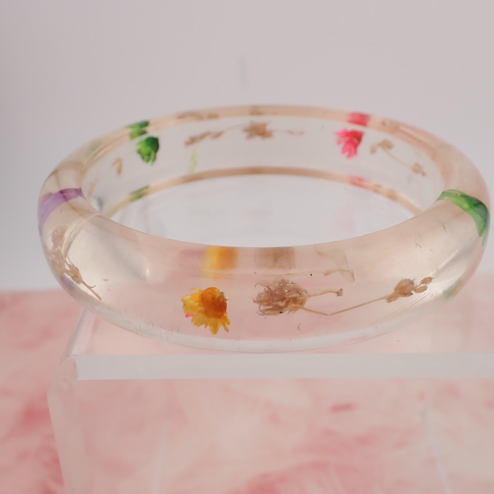 VTG 1960’s Clear Lucite Resin Dried Multicolor Flower 7 3/4″ Bangle Bracelet