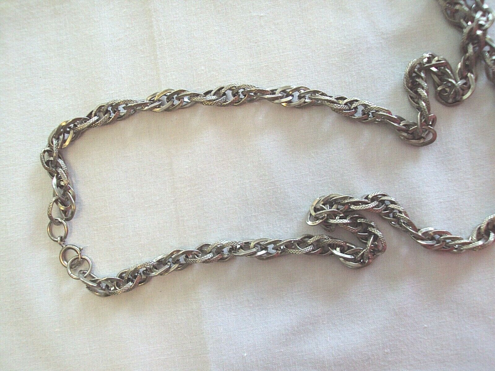 Vintage 26″ TWISTED SILVER TONE CHAIN AND CHAIN PENDANT NECKLACE #13