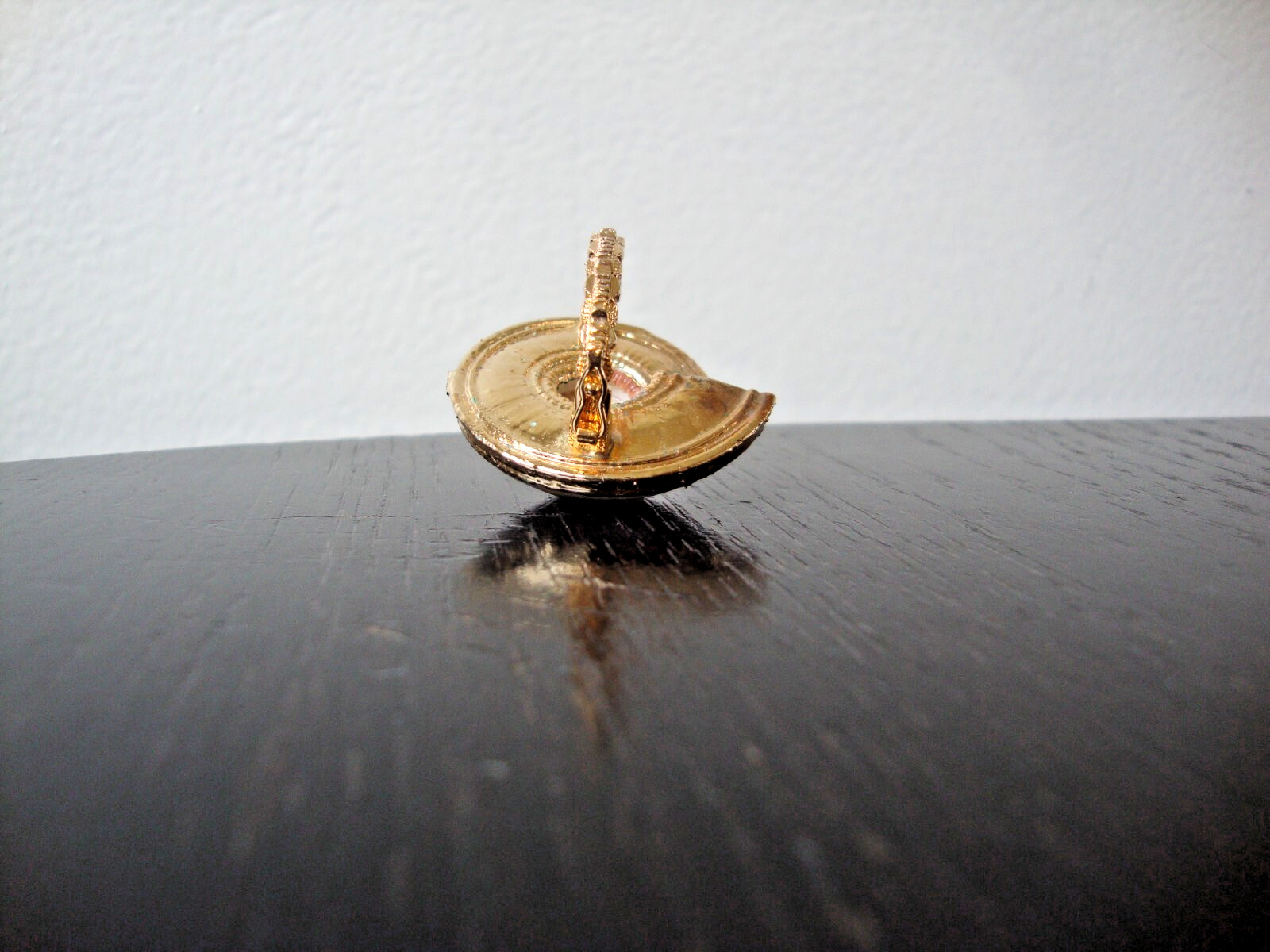 VTG HANDMADE NATURAL LACQUERED SEASHELL GOLD PLATED HINGED DRESS/SCARF CLIP