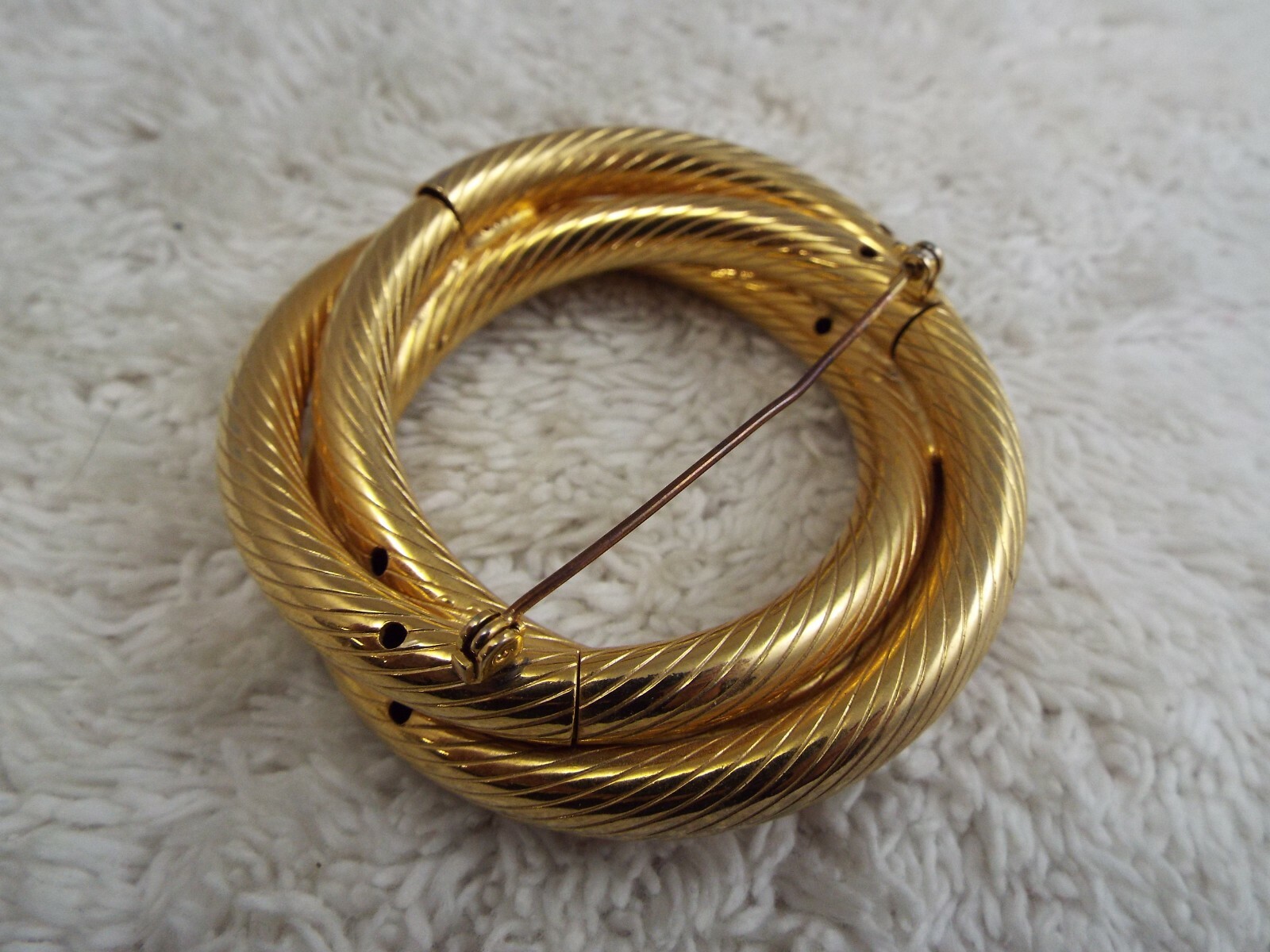 Goldtone Etched Rings Wreath Circle Pin (C23)