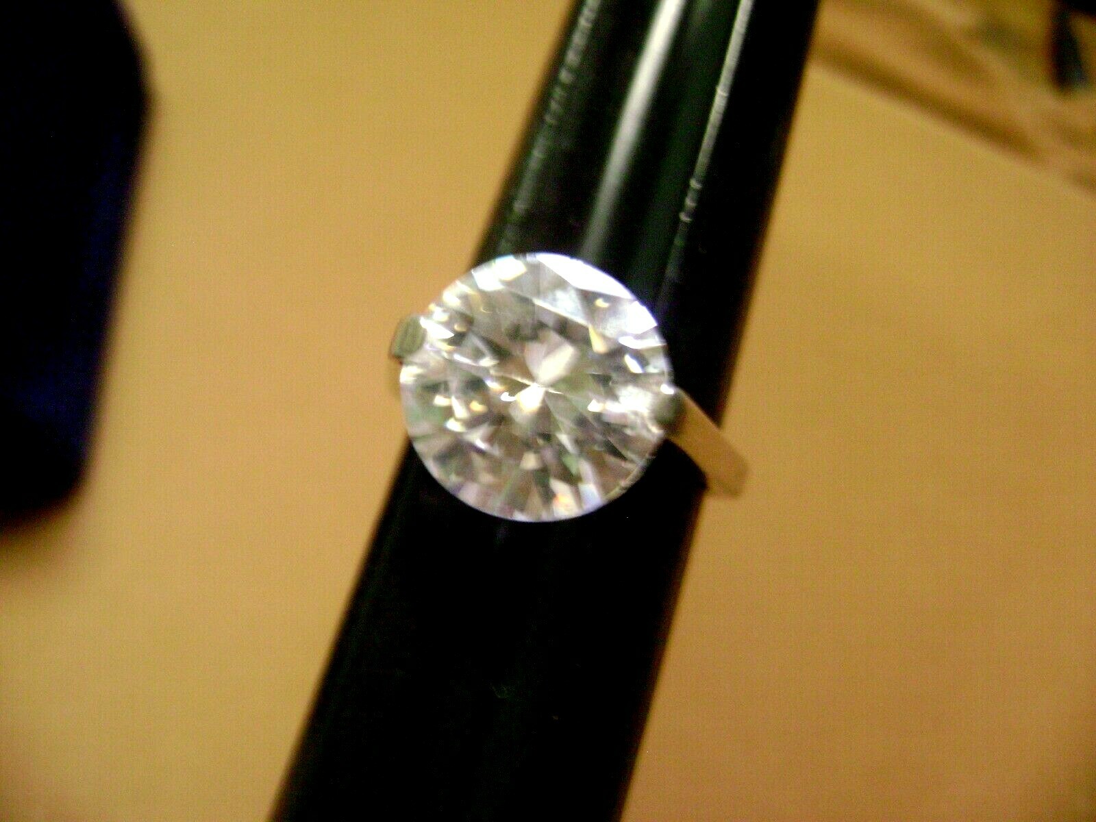 NOS- LARGE BRILLIANT SOLITAIRE CUBIC ZERCONIA PRONG SIZE 9 SILVER TONE RING