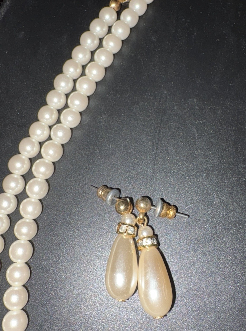 2 Vintage Unbranded Pearl Necklace & Pierced Earring Sets Choker Gold Tone