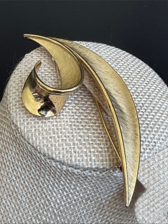VTG Crown Trifari Brushed Gold Tone Split Leaf Brooch MCM 1950s 1960s