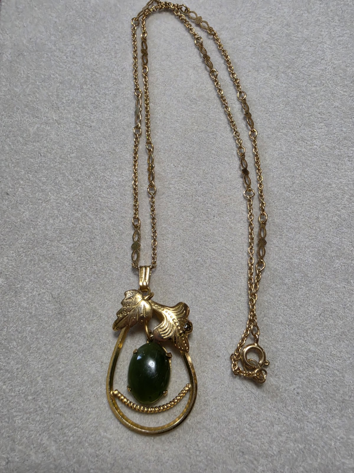 Vintage 18 Jade Pendant On Fancy Gold Tone Chain Great Condition