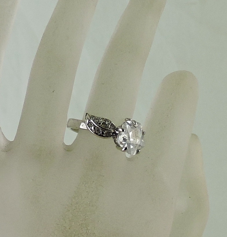 VINTAGE SILVER PLATED SOLITAIRE FLOWER ROUND CUT CRYSTAL RING SIZE 8