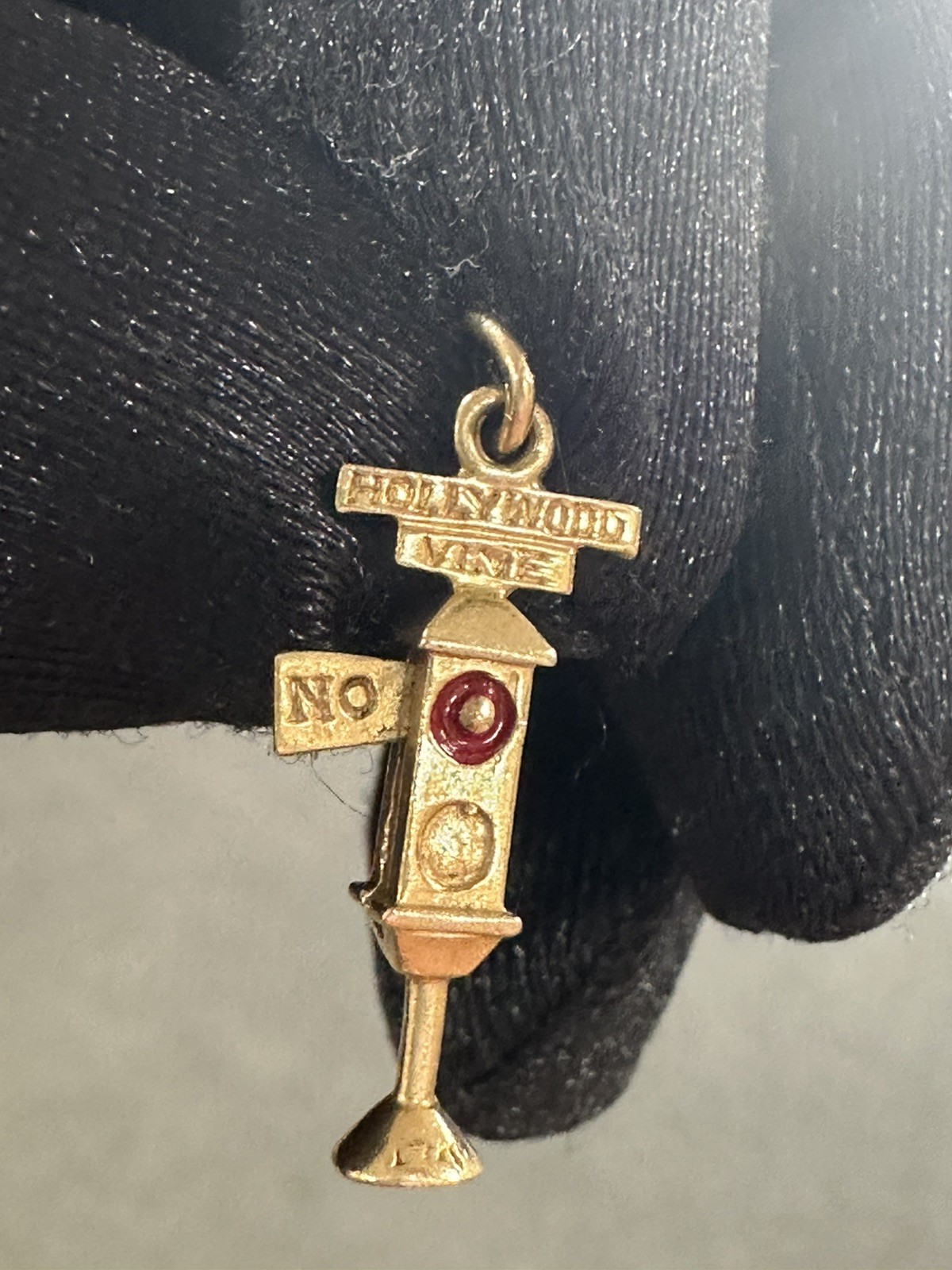 14K Vintage Gold HOLLYWOOD VINE STOP GO YES NO TRAFFIC SIGNAL Pendant Charm 1.8g