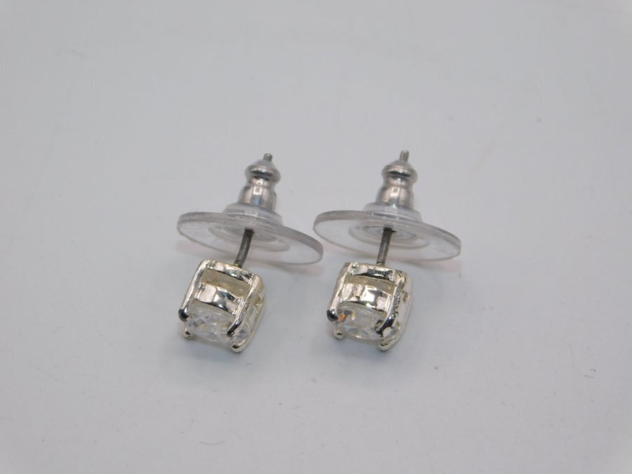 A766-VINTAGE PIERCED EARRINGS~SILVER TONE/SOLITAIRE STONE~STUD~1/4″~CLASSIC