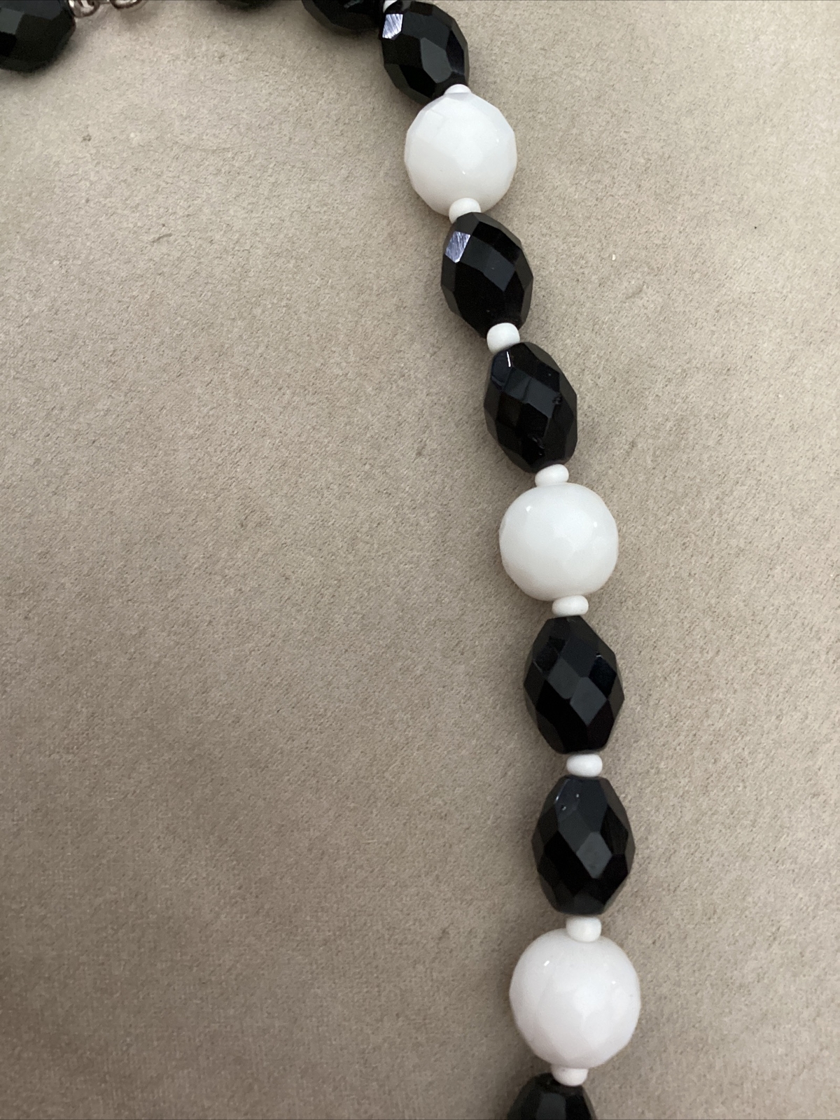 Vintage Black & White Round & Oval Glass Faceted Beaded Necklace 18”