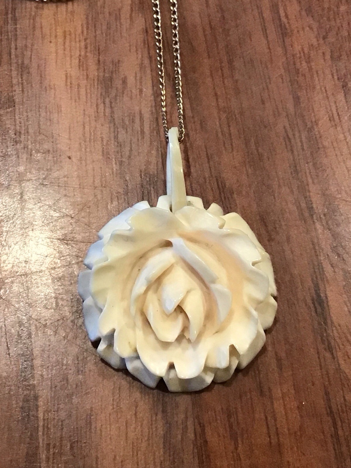 1940s Hawaiian CARVED ROSE PENDANT 12K GOLD FILLED NECKLACE In ART DECO BOX