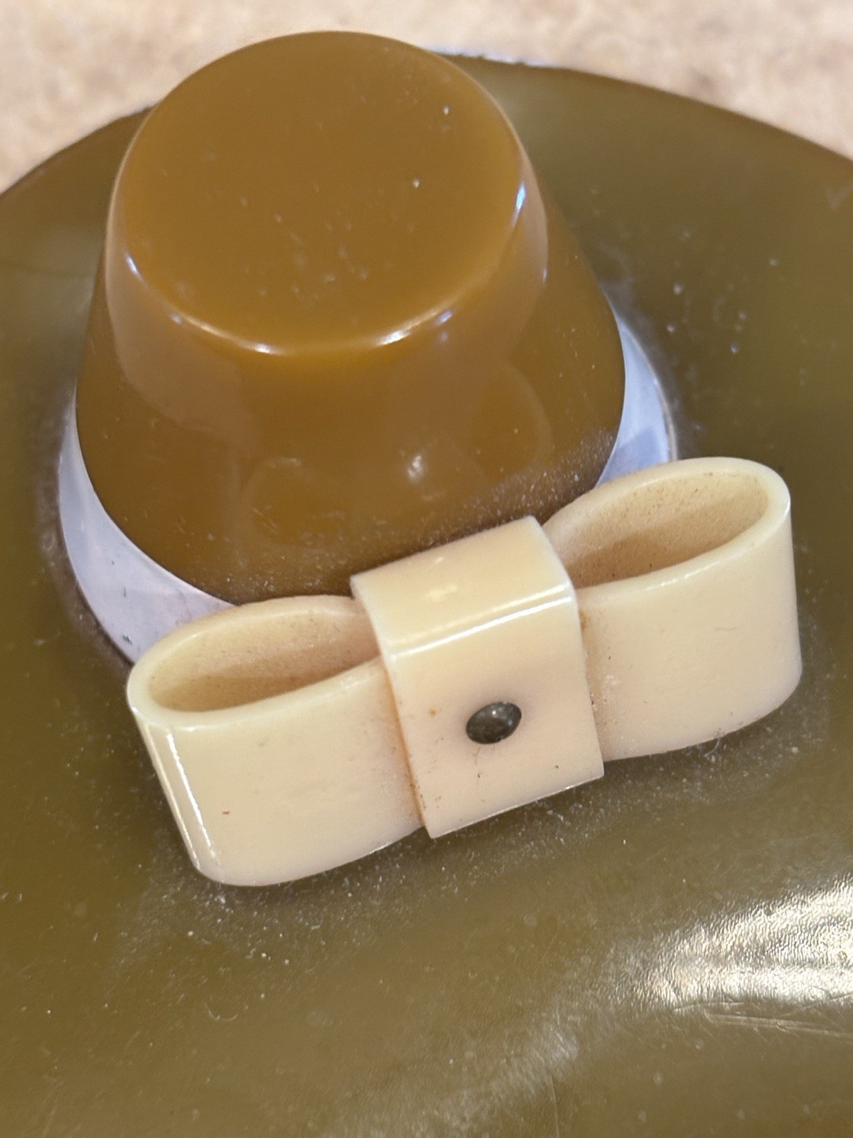 Rare Vintage Bakelite Pilgrim Hat Brooch Olive Green Brim Cream Bow 2 7/8”
