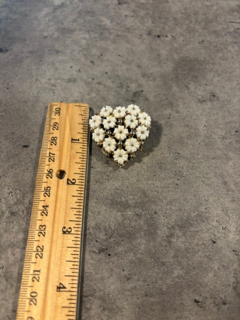 Vintage White Flower Heart Shaped Pin Brooch