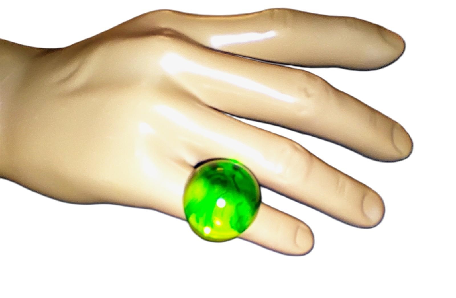 vintage 1960’s Green Lucite Bubble Dome Ring size 8.5