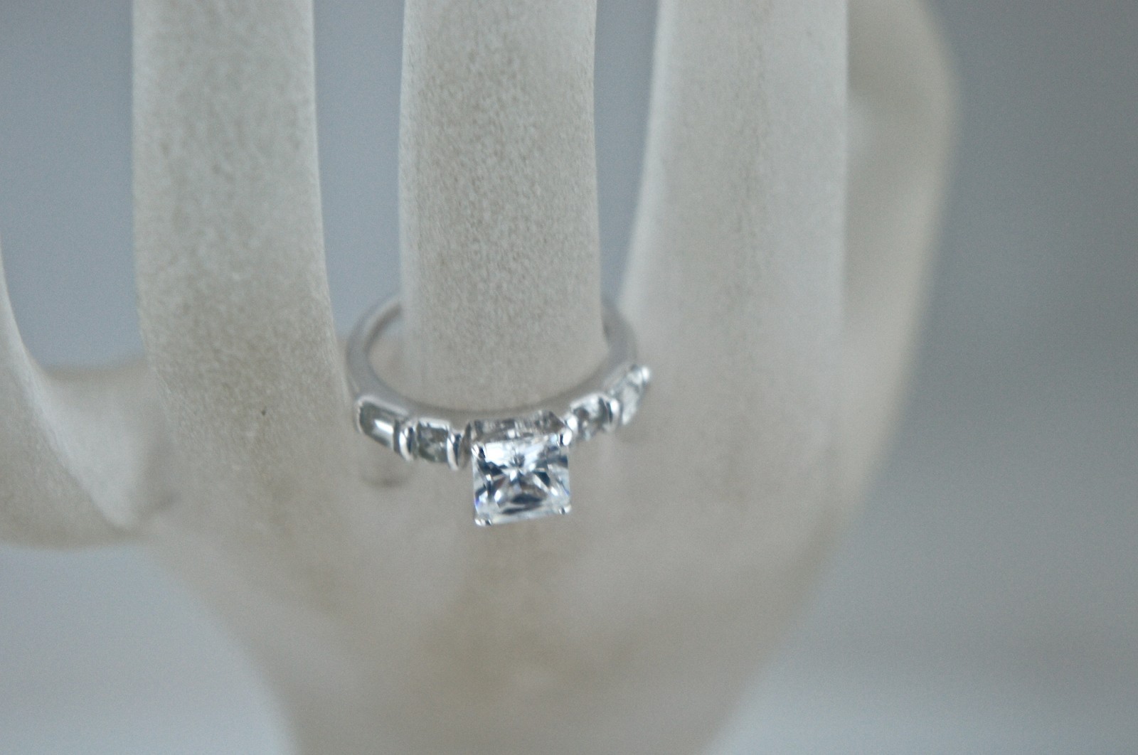 FASHION RING SILVER PLATED PRINCESS CUT RHINESTONE SOLITAIRE SIZE 8.25