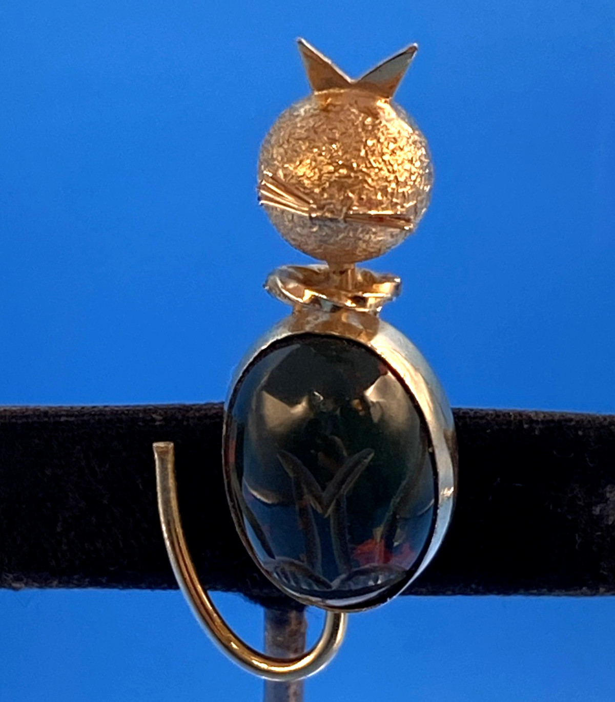 ADMARK signed CAT PIN Brooch vintage Gold Filled semi-precious carved bloodstone