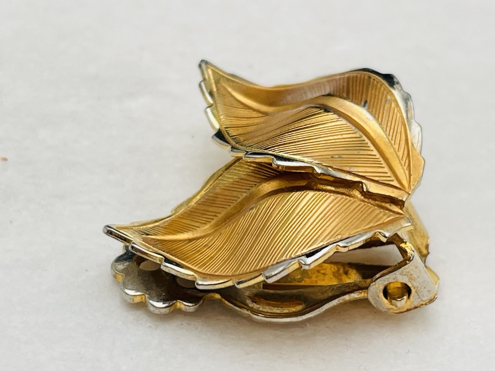 Double Leaf Gold Tone Faux Pearl Clip On Earrings Vintage Classic Elegant