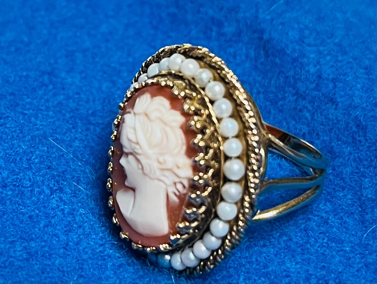 Vintage Mid Century Shell Cameo Ring Seed Pearl Halo 14 kt Gold Size 6