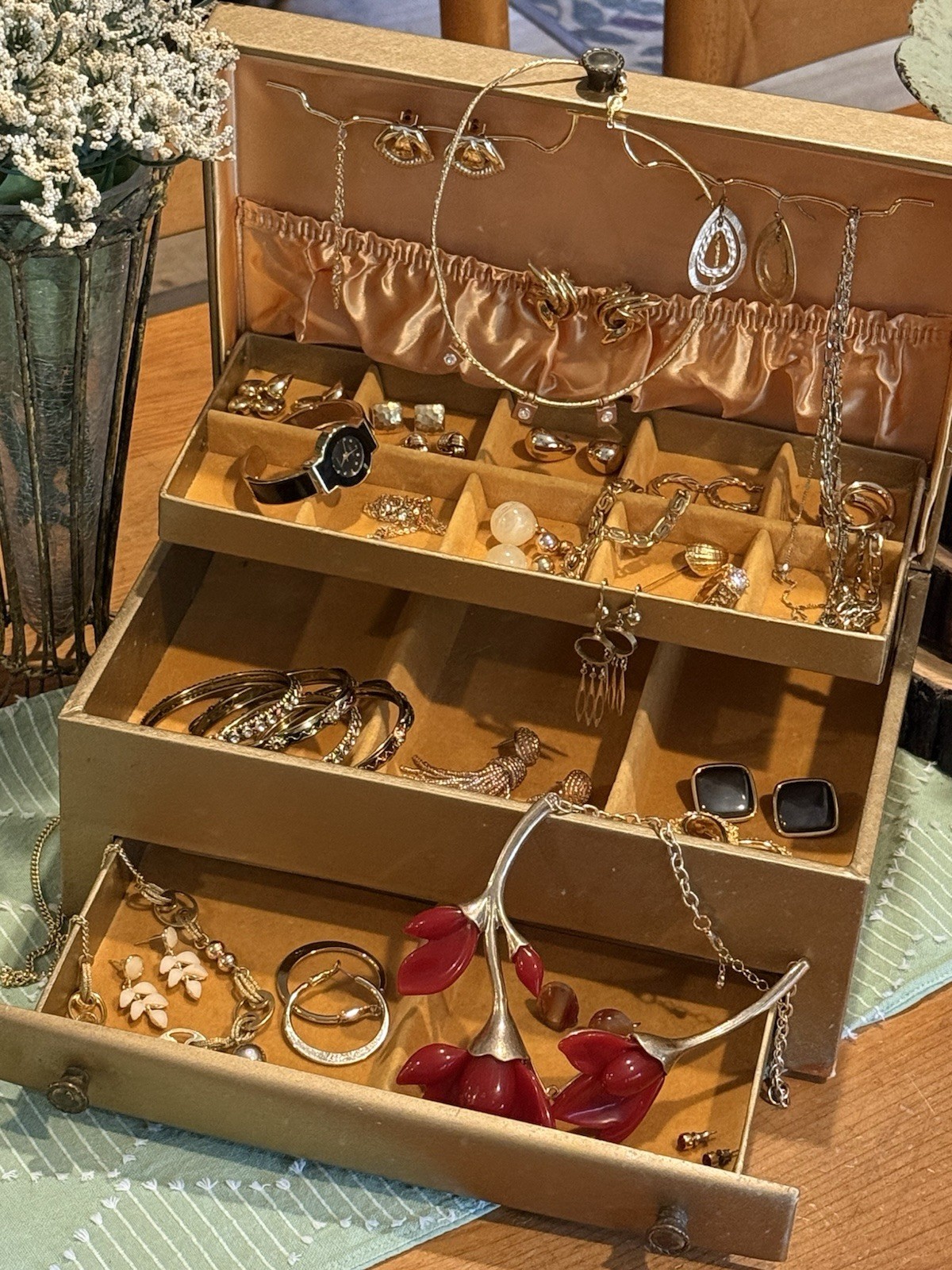 Vintage to Modern Gold Tone Mixed Costume Jewelry Lot Necklace Earrings Bracelet