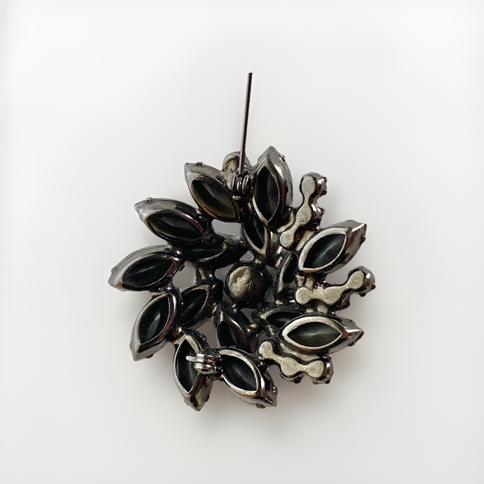 MCM Juliana D&E/ DeLizza Elster Black Crystal Pinwheel Brooch, 1-7/8″W