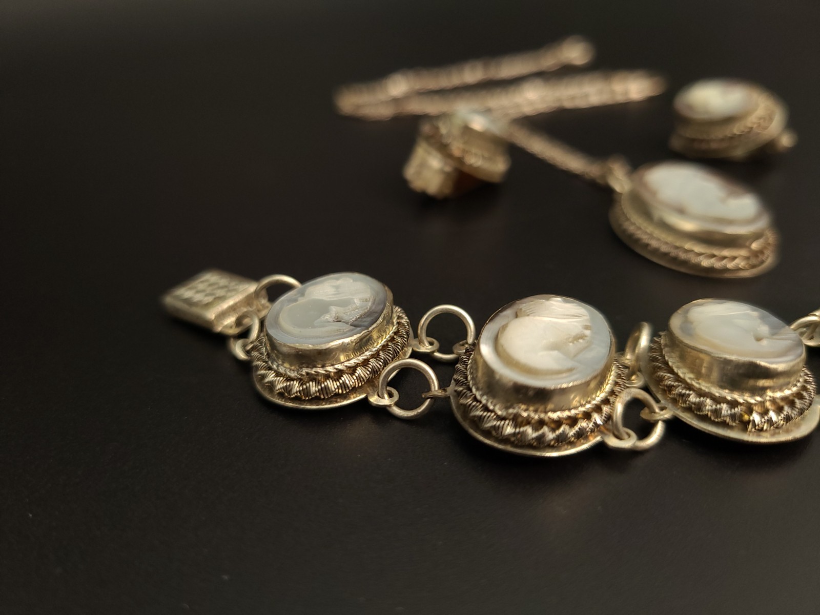 Vintage Carved Shell Cameo Parure Set Necklace Bracelet Earrings