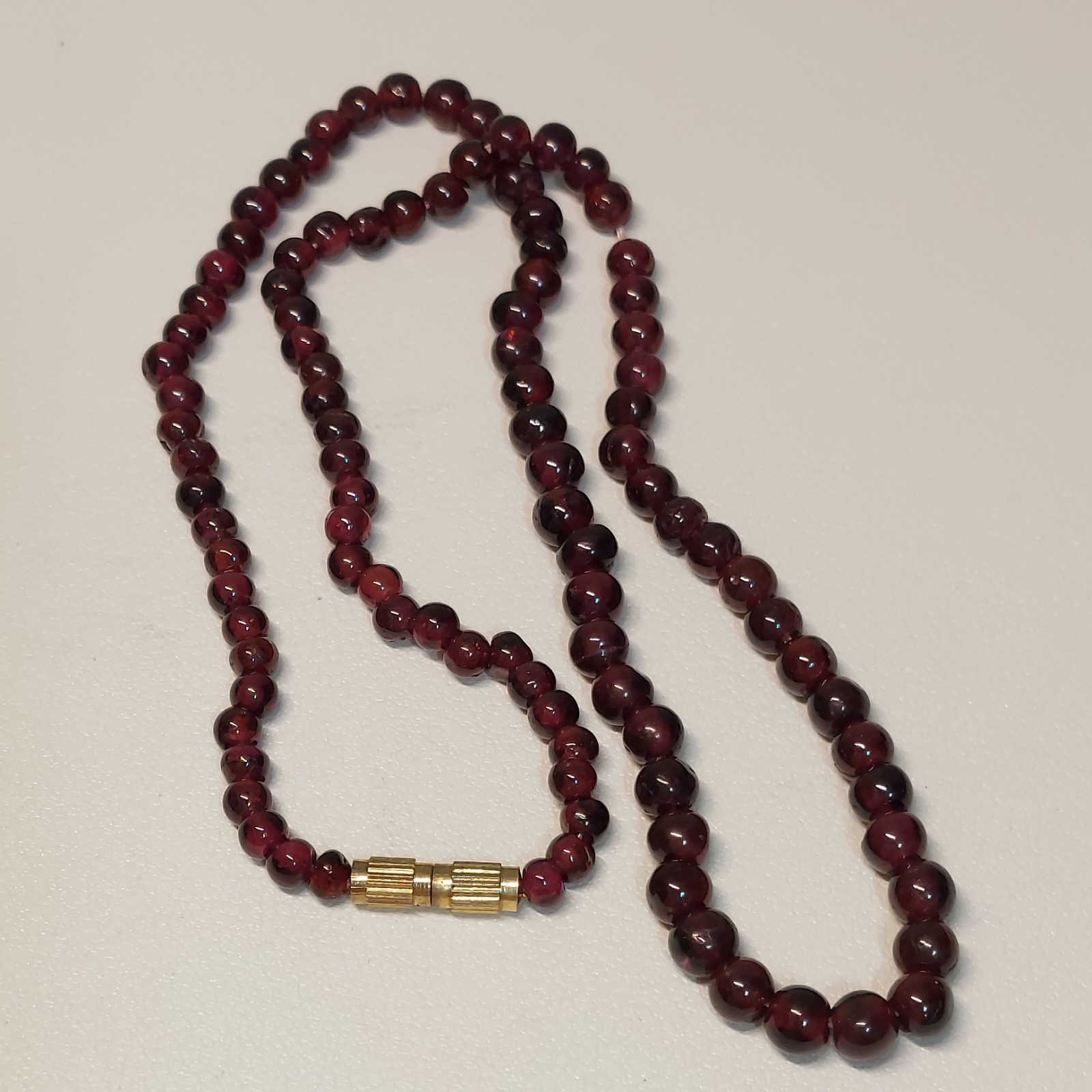 VTG Natural Garnet Graduated Hand Cut Bead Necklace 18.1″ Gold Tone Clasp 25.15g