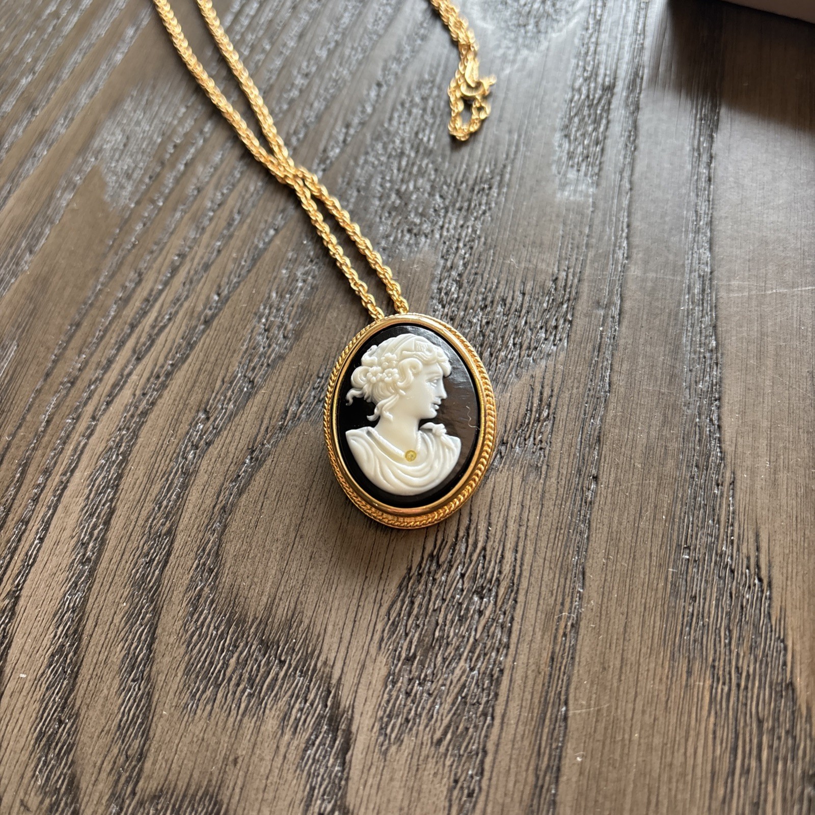VTG 1984 Avon Necklace/pin Cameo Black Gold Tone 24” New In Box Signed