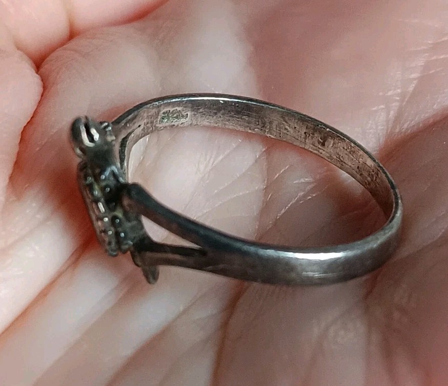 Vintage *Bent Band* Sterling Silver Onyx? Turtle Tarnished Ring Size 7.25