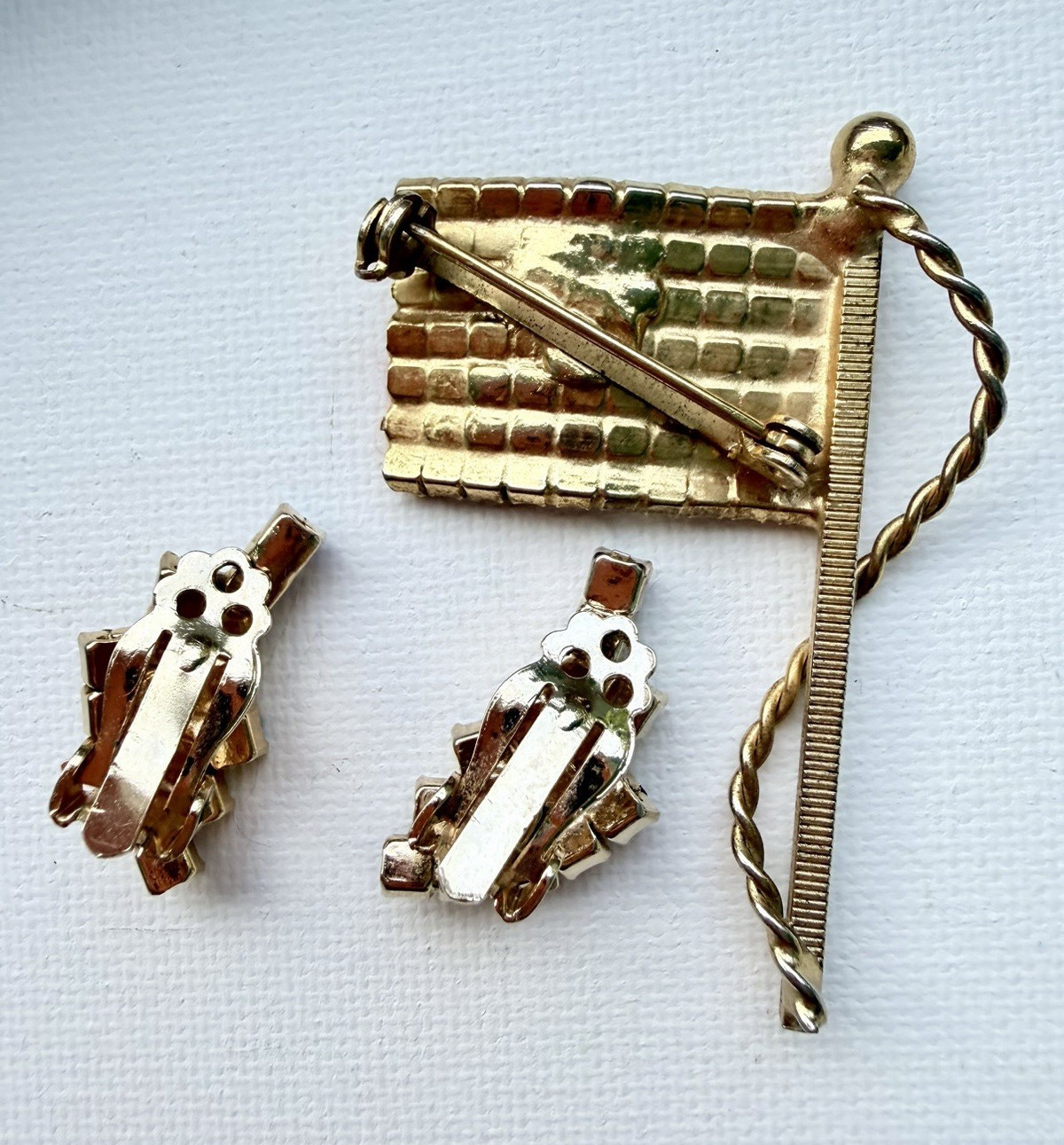 Vintage Patriotic Rhinestone Flag Brooch & Red White Blue Clip-On Earrings Set