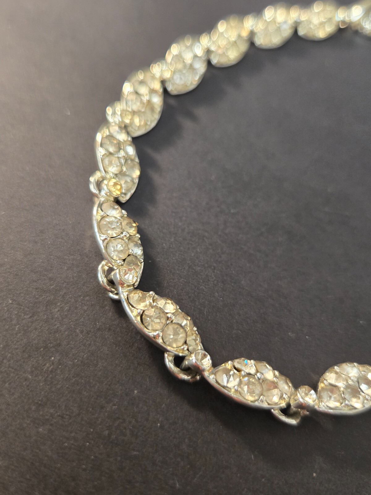 VTG Unbranded Necklace Linked Rhinestone Embedded Leaves 16″ SOLD AS IS