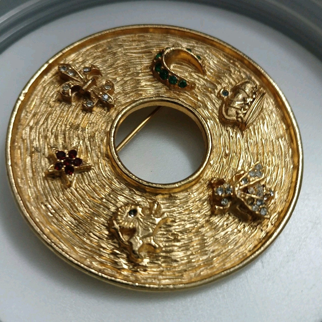 Vintage 1960s Signed Jeanne Gold Tone Lucky Charm Circle Brooch Fleur Horseshoe
