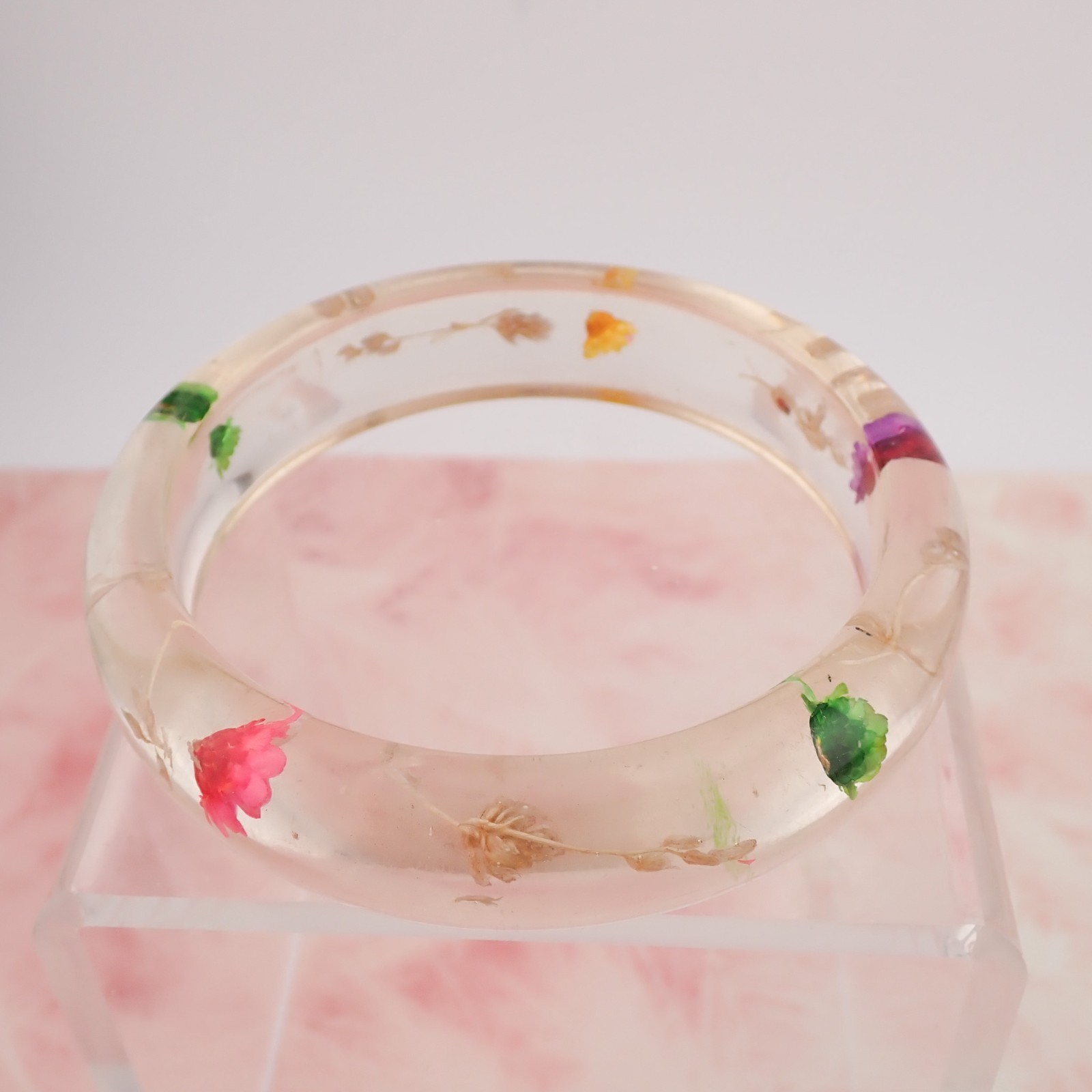 VTG 1960’s Clear Lucite Resin Dried Multicolor Flower 7 3/4″ Bangle Bracelet