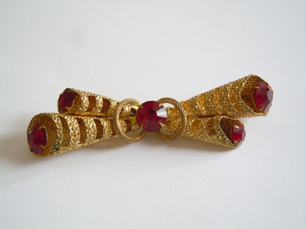 Vintage Costume Jewelry Brooch Rhinestones Red 9.4 G/7.2 X 2.0 Cm