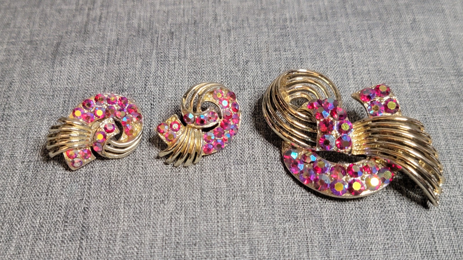 Red Aurora Borealis Rhinestones Bow Clip On Earrings Brooch Set Unsigned