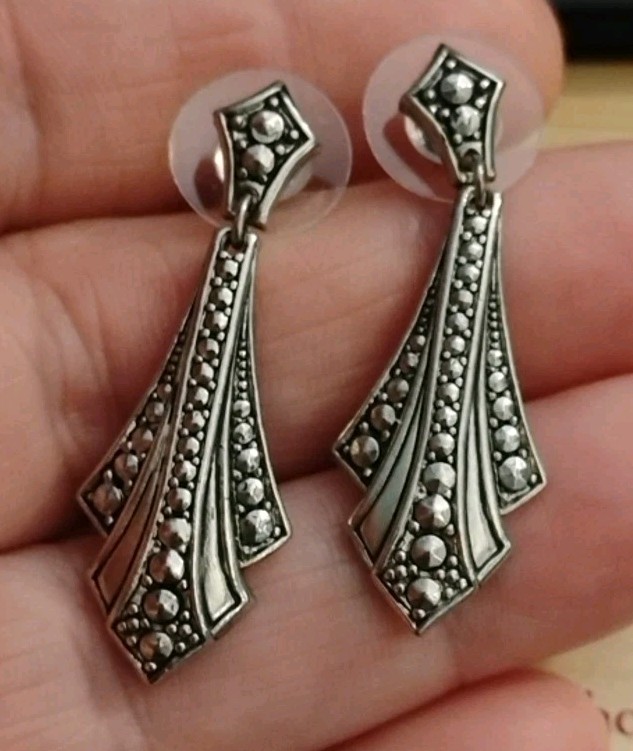 Vtg AVON 1987 “Victorian Elegance” Silvery Art Deco Style 1 3/8″ Drop Earrings!